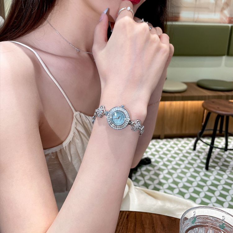 2024 new watch advanced four-leaf clover bracelet watch female white light luxury small dial 520 gift for girlfriend