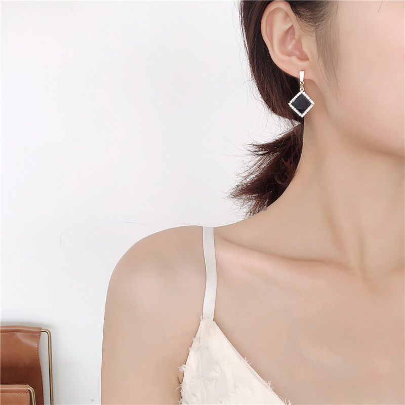 2022 New Fashion Earrings Female Temperament Black Fashion All-Match Stud Earrings Special-Interest Design Retro Style Earrings