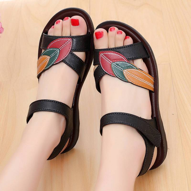 sandals women‘s new sandals women‘s flat summer women‘s sandals outside comfortable mom shoes non-slip wear-resistant middle-aged women‘s shoes