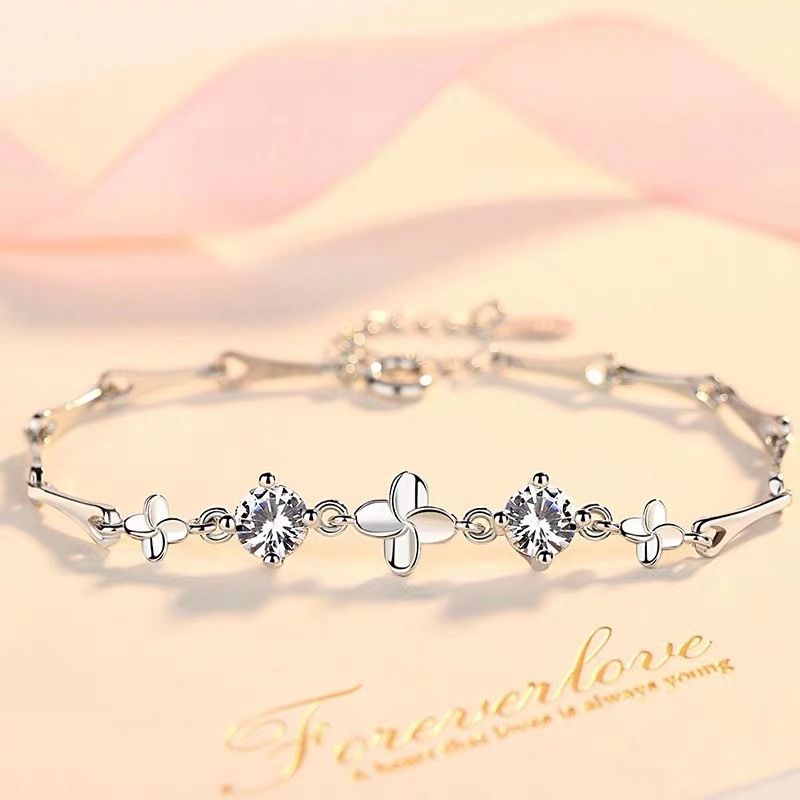 Love Clover Bracelet Ins Niche Design Gift for Girlfriend and Girlfriends for Birthdays and Valentine's Days Children's Day Gift