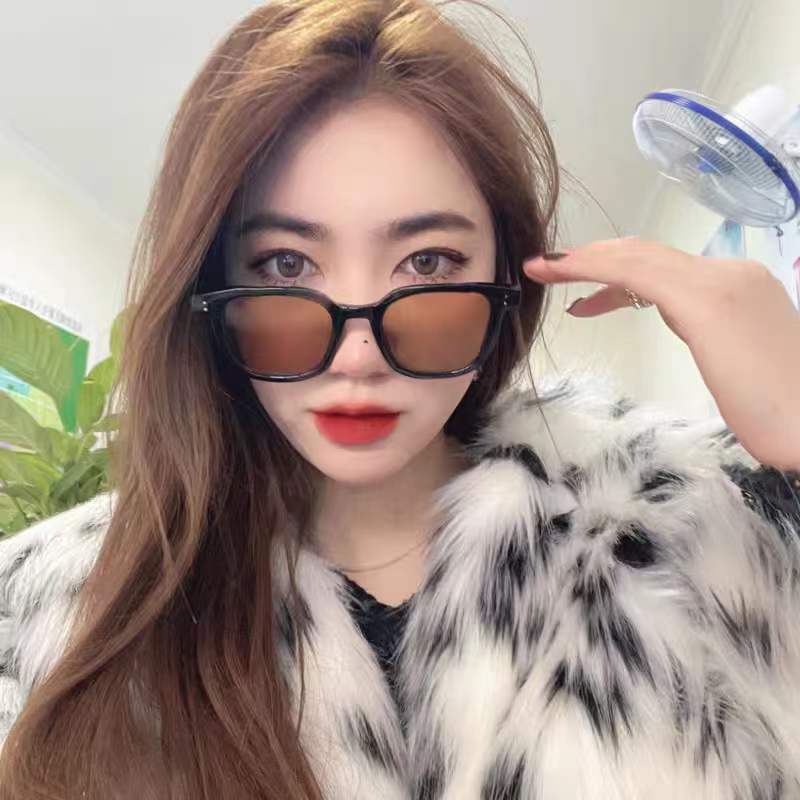 2023 New Korean Style Black Frame Brown Sunglasses Hot Girl European and American Style UV-Proof Face-Showing Small Net Red Sunglasses