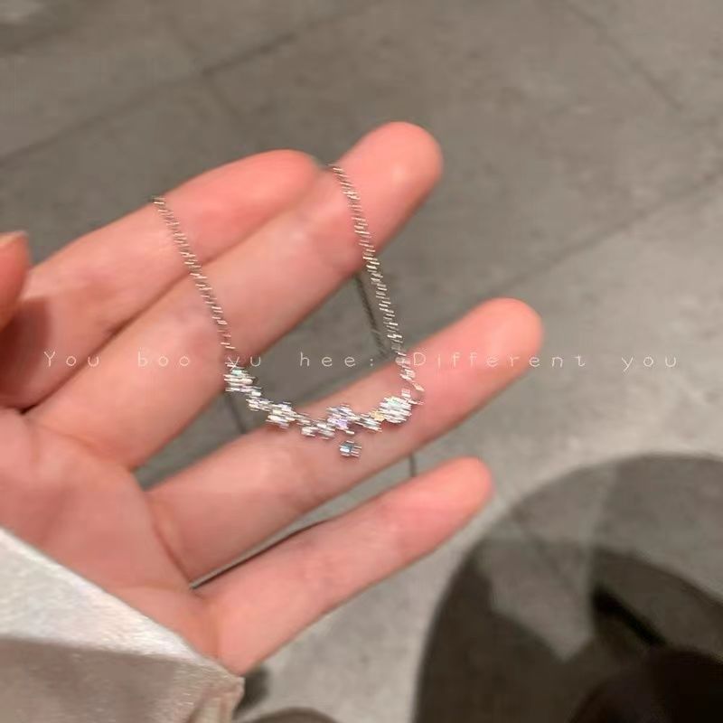 Exquisite Zircon Star Necklace for Women Light Luxury Niche Design High-Grade Clavicle Chain Ins Simple Cold Style Accessories