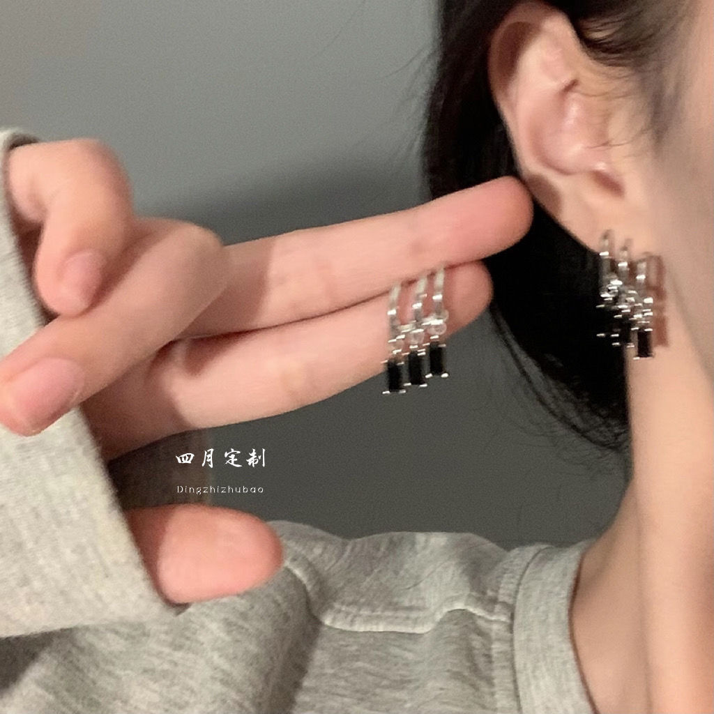 same style with yu wenwen black zircon stud earrings female sweet cool hot girl design sense niche earrings high-grade light luxury earrings