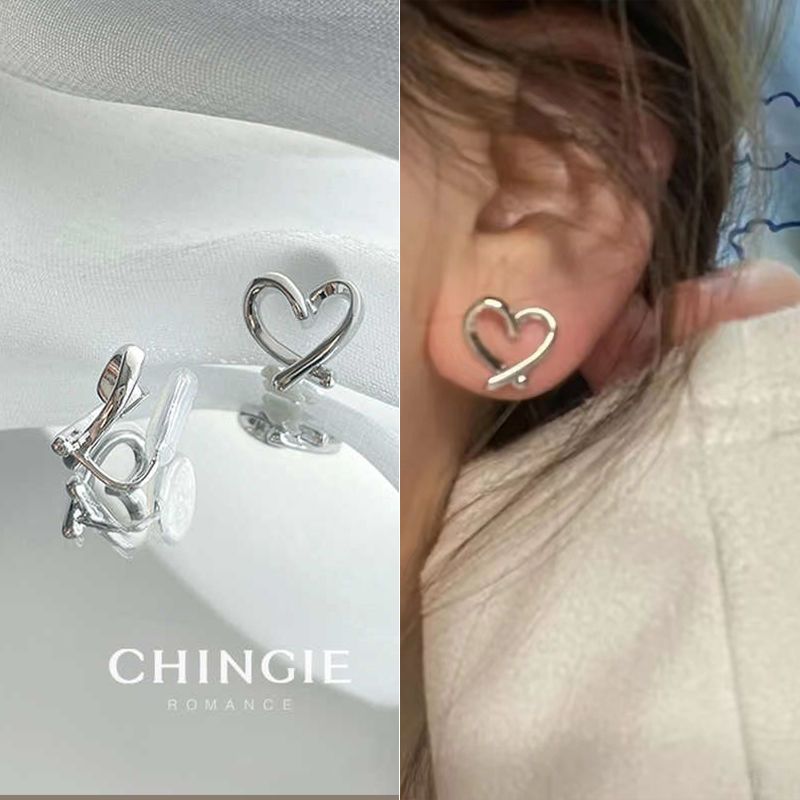 love heart stud earrings women‘s simple and compact ins style earrings 2023 new trendy temperament ear-caring earrings