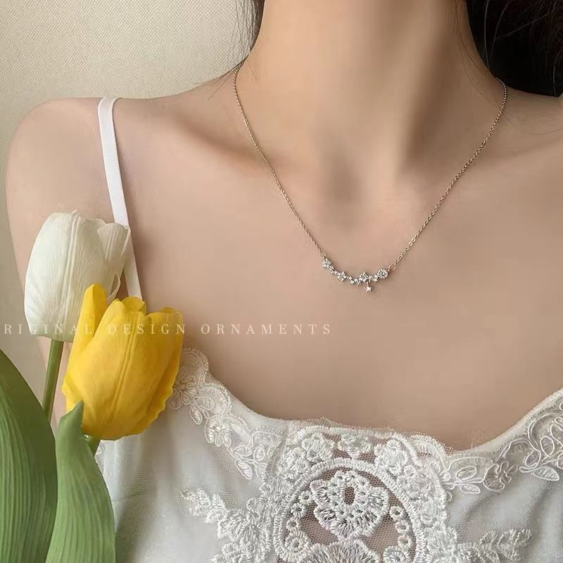 Exquisite Zircon Star Necklace for Women Light Luxury Niche Design High-Grade Clavicle Chain Ins Simple Cold Style Accessories