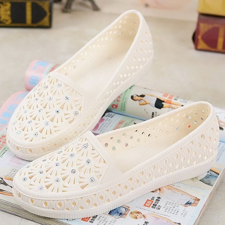 summer hollow closed toe sandals women‘s hole shoes casual flat non-slip nurse shoes white sandals mother shoes beach shoes