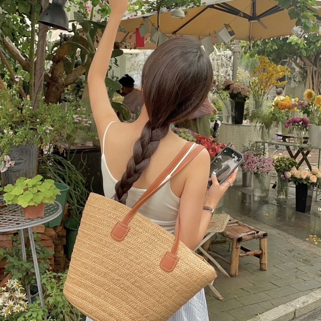 straw woven bag women‘s large capacity 2023 new vacation beach bag woven bucket bag vegetable basket commuter tote tide