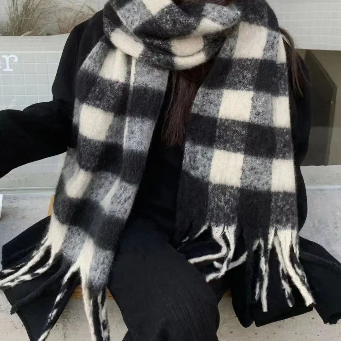 scarf winter women‘s high sense 2024 new design for lovers black and white check pattren all-match students warm-keeping thick scarf fashion