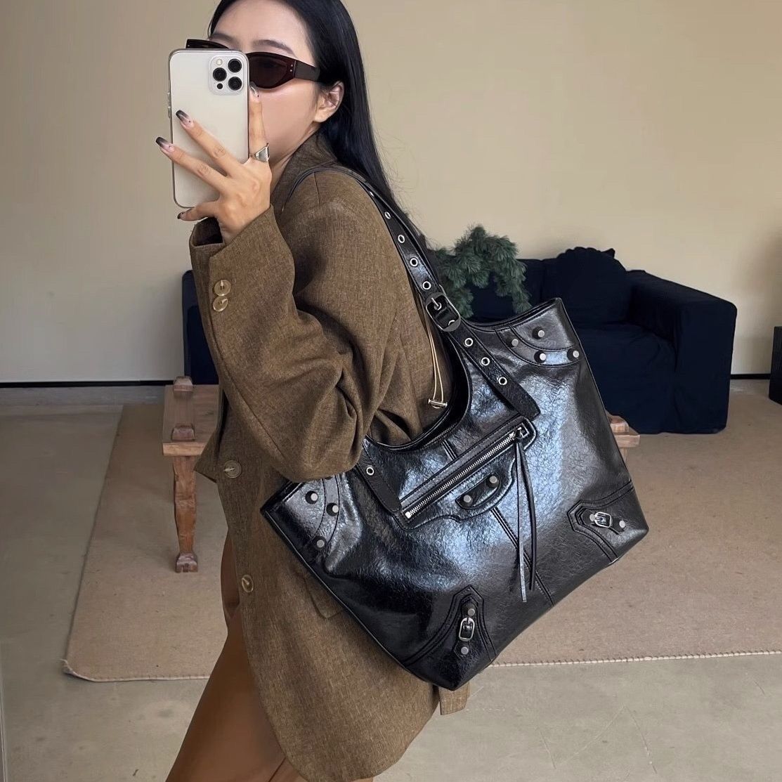 heavy industry retro rivet motorcycle bag women‘s 2023 autumn new fashion portable shoulder bag large capacity underarm tote bag