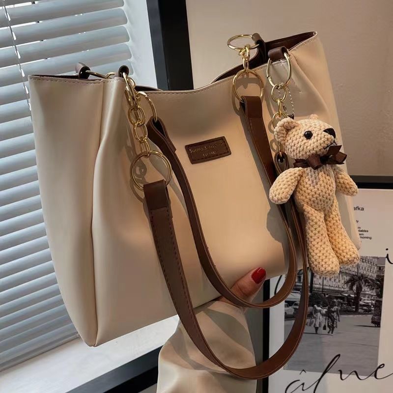 college student class tote bag female 2024 new trendy high sense shoulder bag large capacity fashionable all-match commuter bag