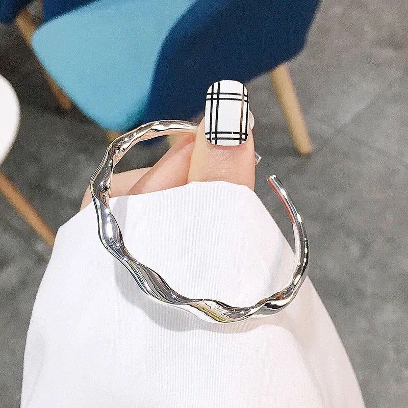 Mobius Twisted Bracelet for Women Ins Special-Interest Design High-Grade Wave Glossy Simple Bracelet Non-Fading Bracelet for Women