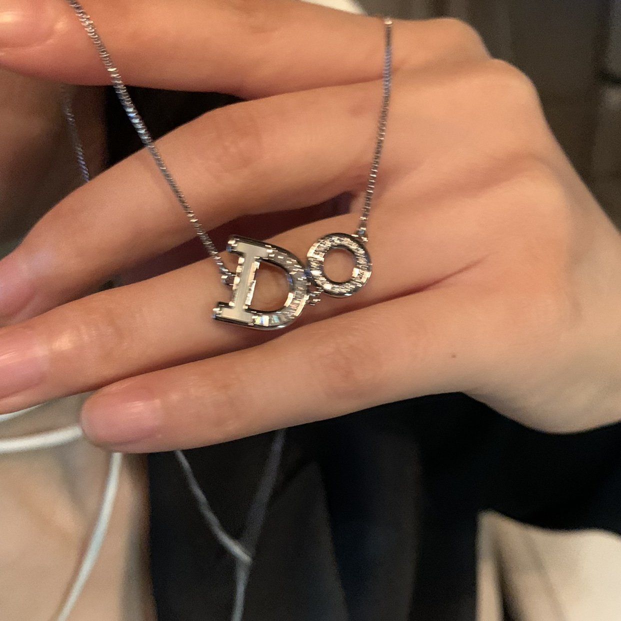 light luxury commuter ~ letter necklace light luxury minority design sense clavicle chain female high sense accessories 2024 new