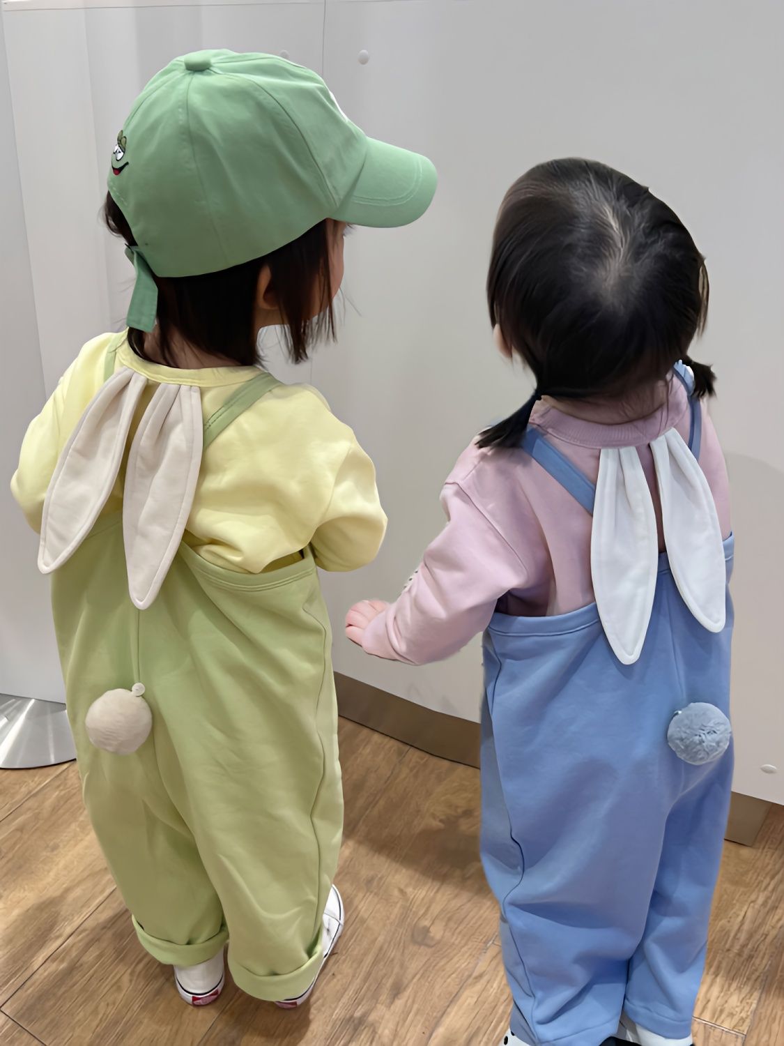 小孩衣服2023春秋款兩件套套裝超可愛兔子耳朵小寶寶背帶褲