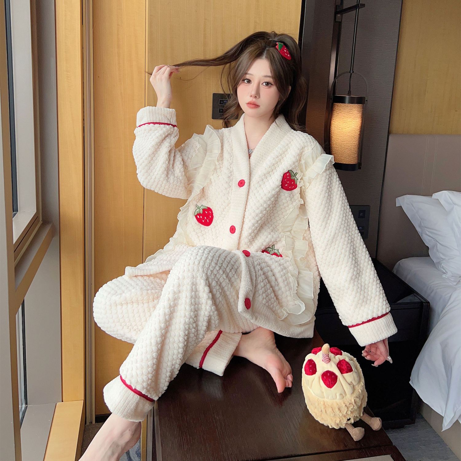 睡衣女秋冬季珊瑚絨2023年新款草莓甜美蕾絲花邊法蘭絨家居服套裝
