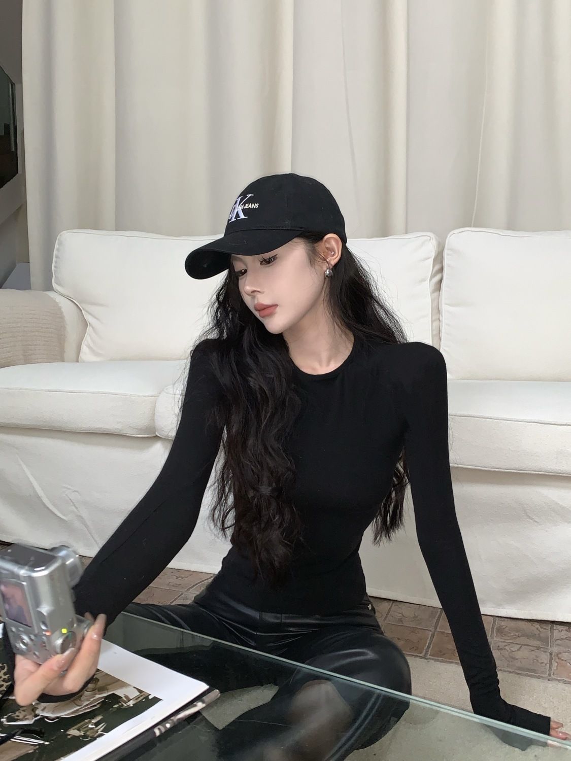 黑色植絨印花長袖T恤女秋季美式辣妹設計感修身短款內搭打底上衣