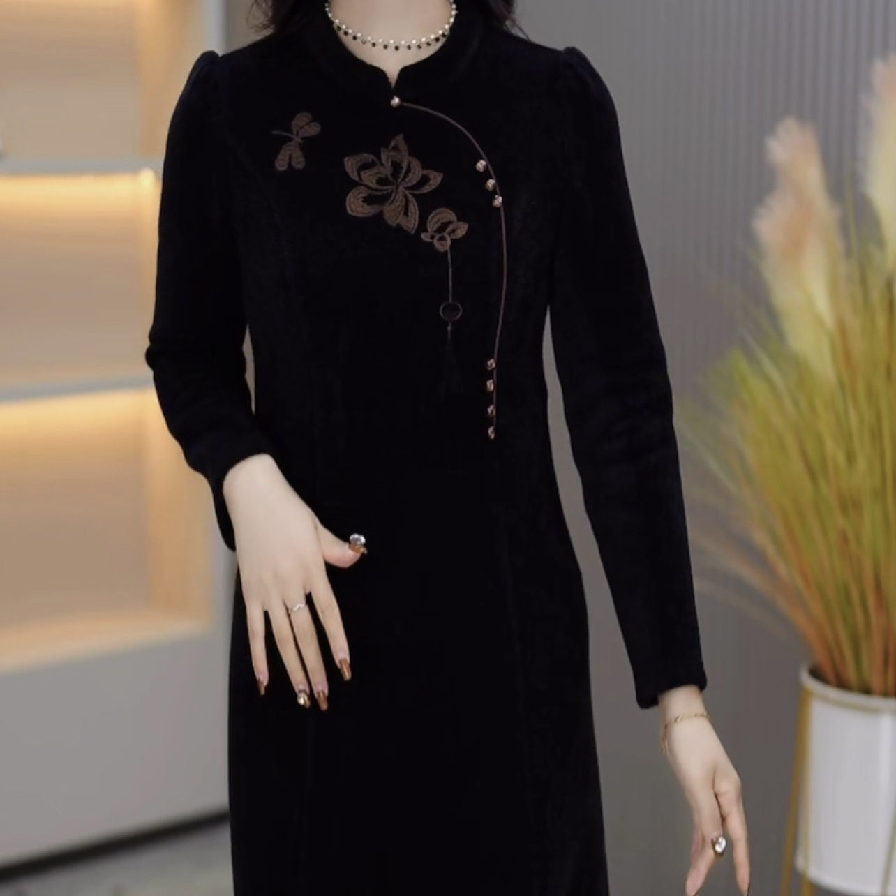 貴妃絨加厚改良旗袍裙2023秋冬新款女裝重工繡花復古打底中長裙子