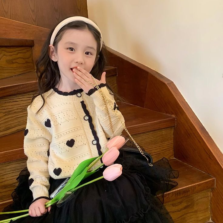 Stijlvol vest voor meisjes, nieuw model voorjaar 2026, gebreid vest met lange mouwen en hartjespatroon in Koreaanse stijl._voghion.com