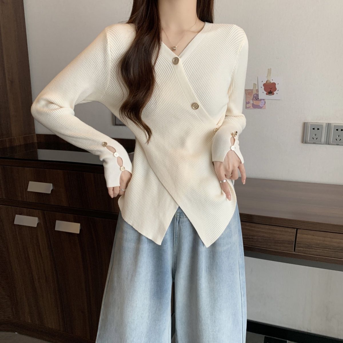 早秋新款女裝今年流行漂亮上衣大碼不規則V領顯瘦長袖針織打底衫