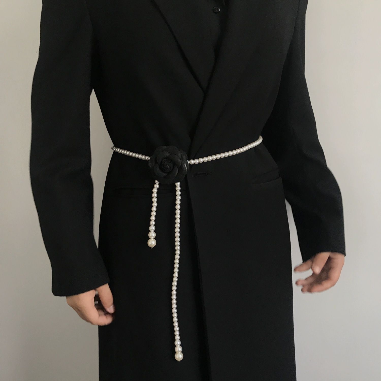 Instagram style black white camellia belt accessories with a luxurious versatile floral pearl waist chain and skirt_voghion.com