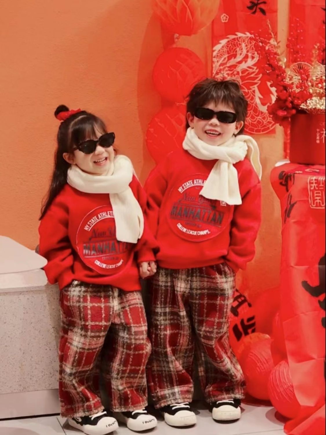 New winter products for boys and girls plus velvet suits for New Year greetings, handsome sweatshirts, jackets for children and babies, trendy New Year plaid pants