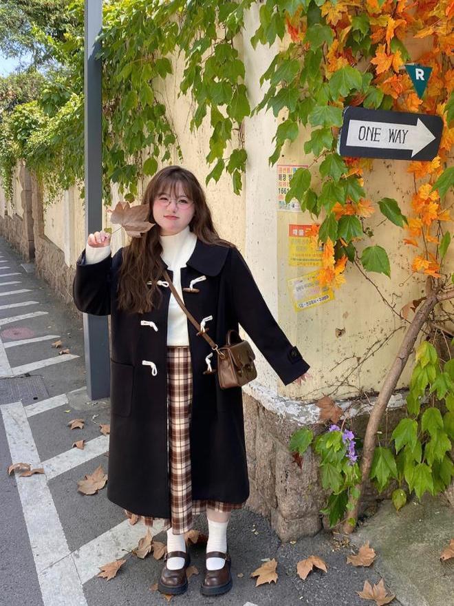 大碼女裝胖mm學院風秋冬季減齡娃娃領遮肉顯瘦毛呢外套牛角扣大衣