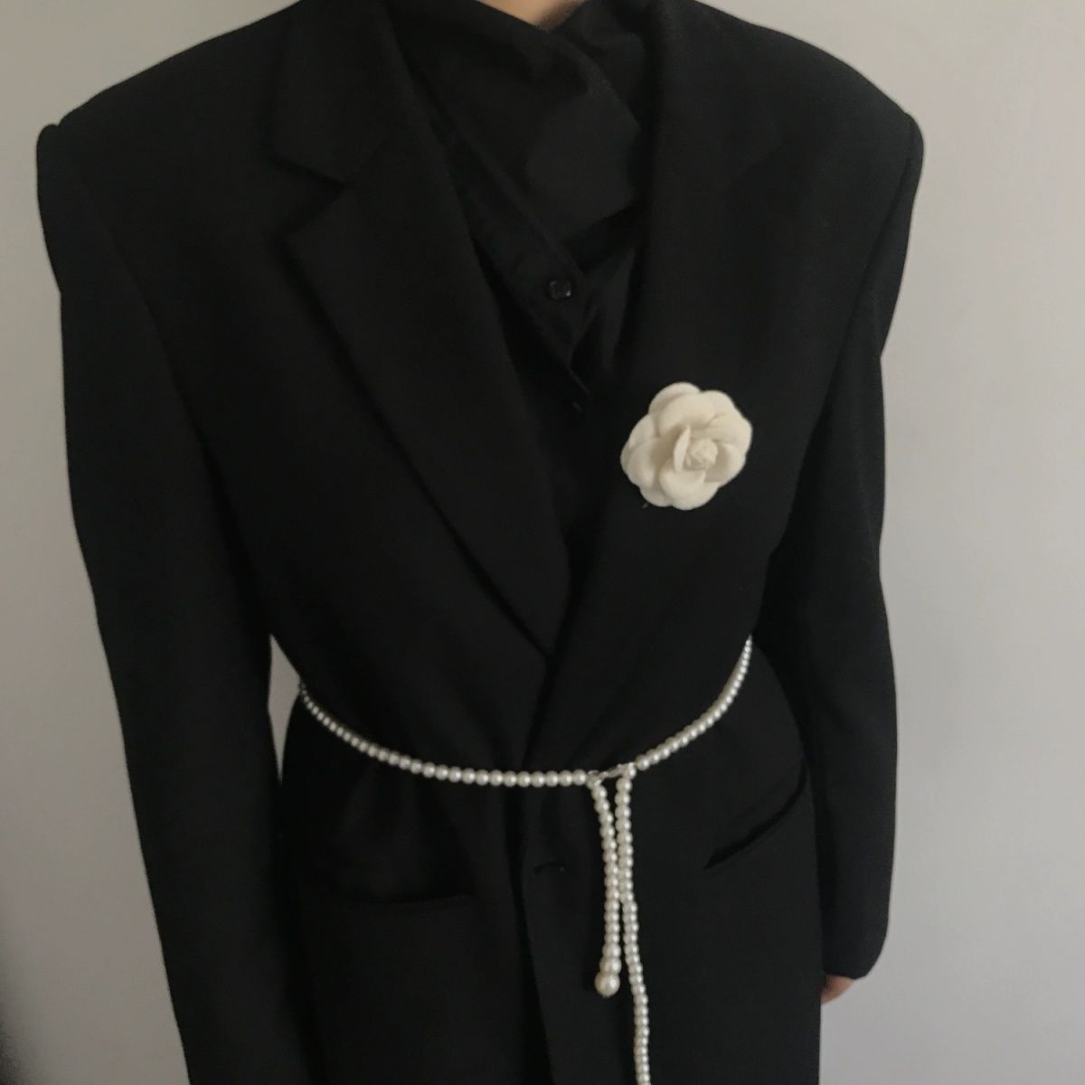 Instagram style black white camellia belt accessories with a luxurious versatile floral pearl waist chain and skirt_voghion.com