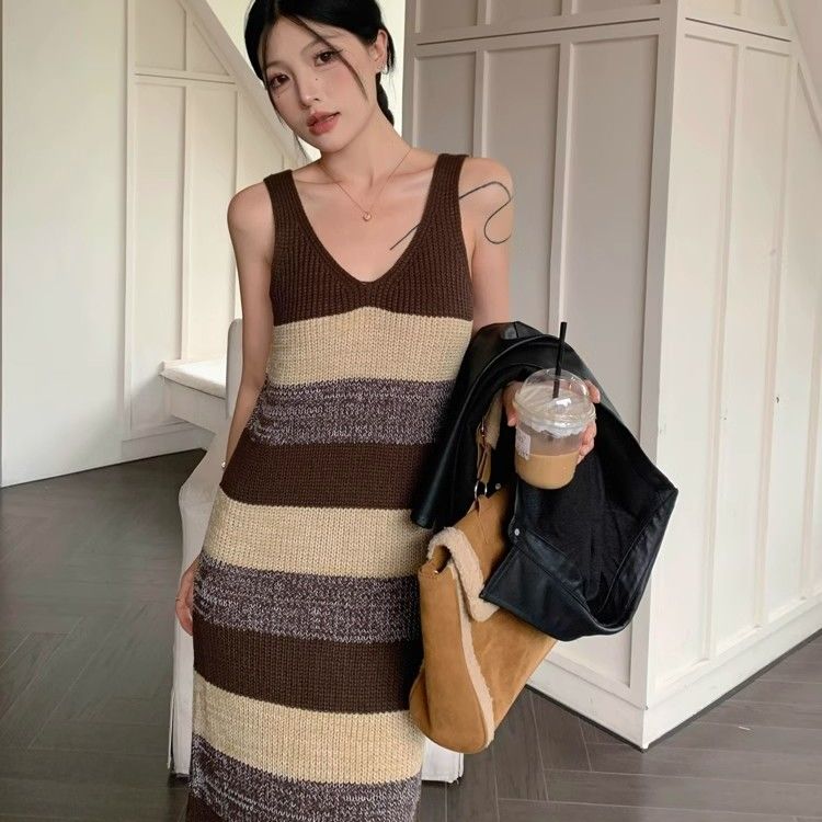 2023秋冬新款V領撞色時尚小眾寬鬆套頭無袖條紋吊帶針織背心裙女