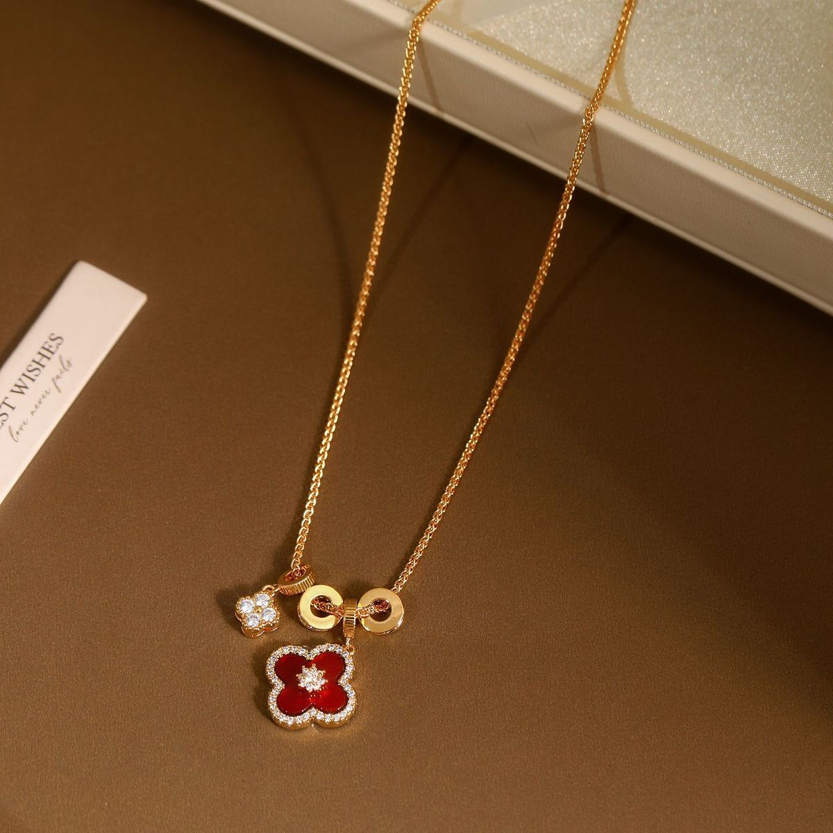 Rode klaver hanger ketting voor dames, elegant luxe sieraad_voghion.com