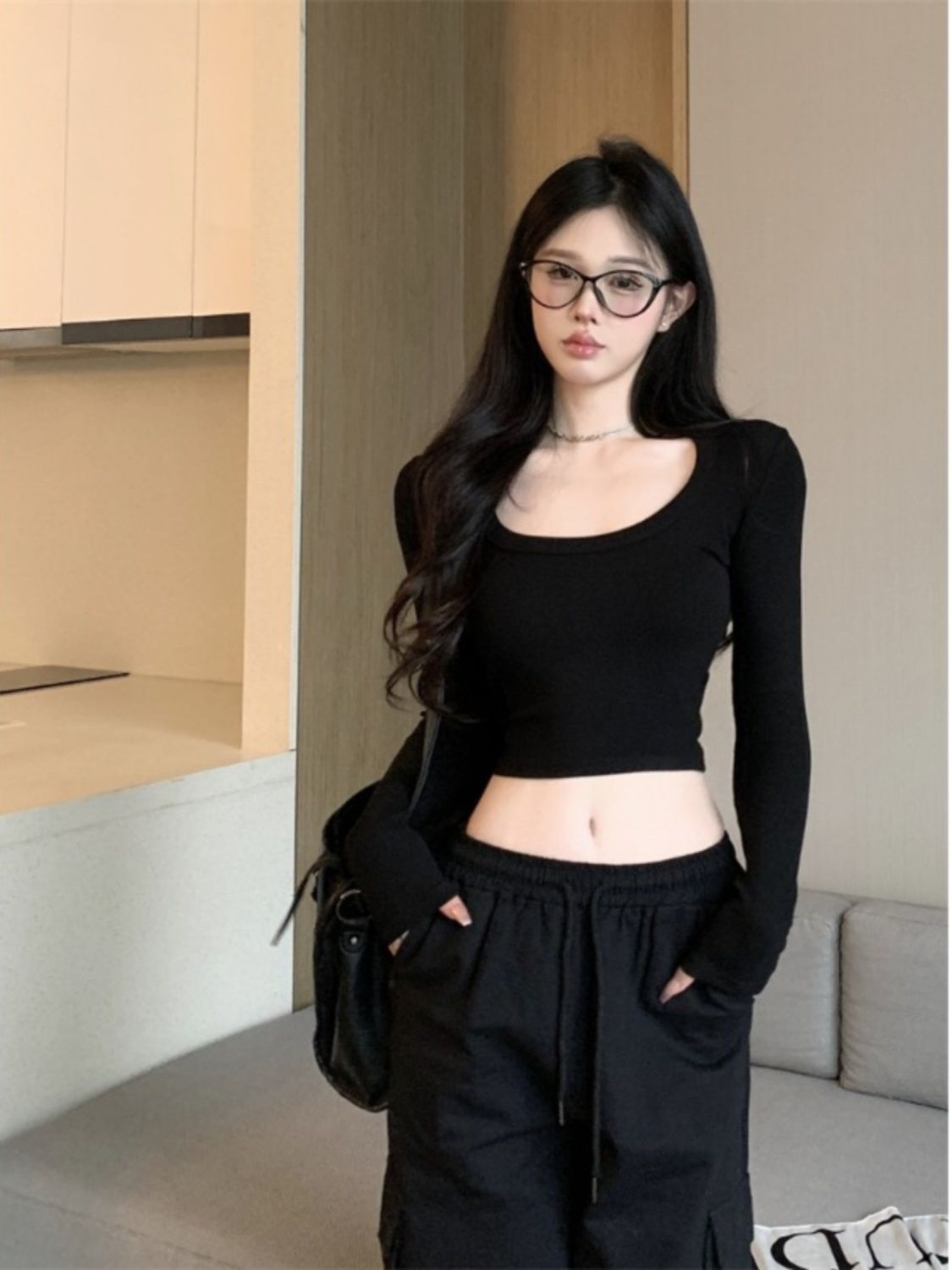 黑色U領正肩長袖T恤女2023秋冬新款修身純欲短款內搭打底衫上衣