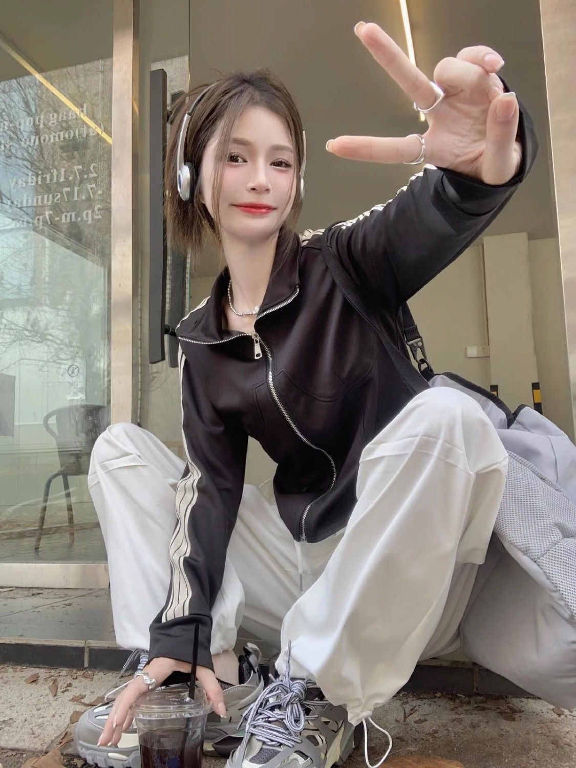 休閒運動條紋短款外套女秋裝別致獨特拉鏈上衣高級感長袖黑色衛衣