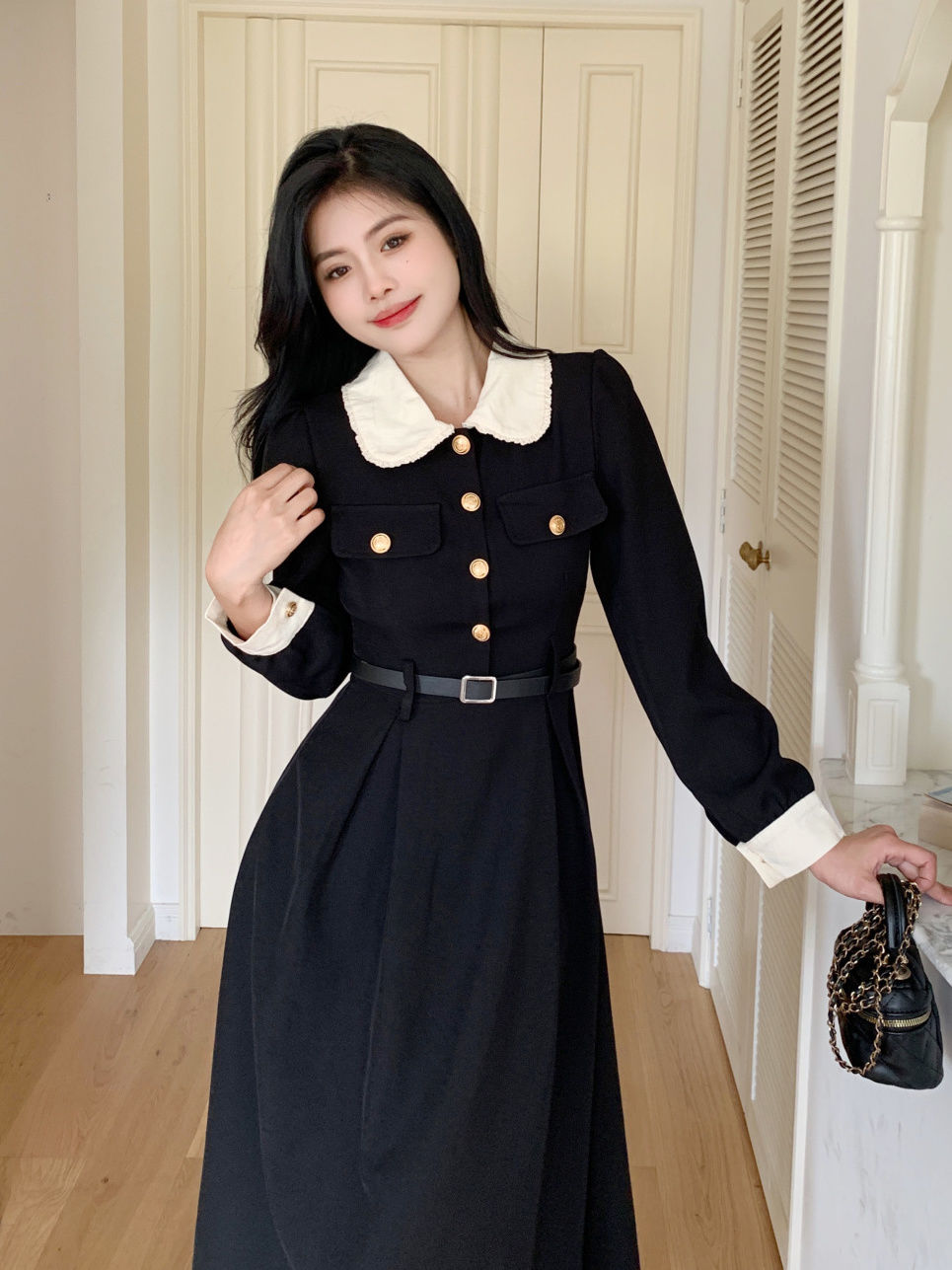 大碼女裝2023早秋新款赫本風收腰小黑裙胖mm法式顯瘦娃娃領連衣裙