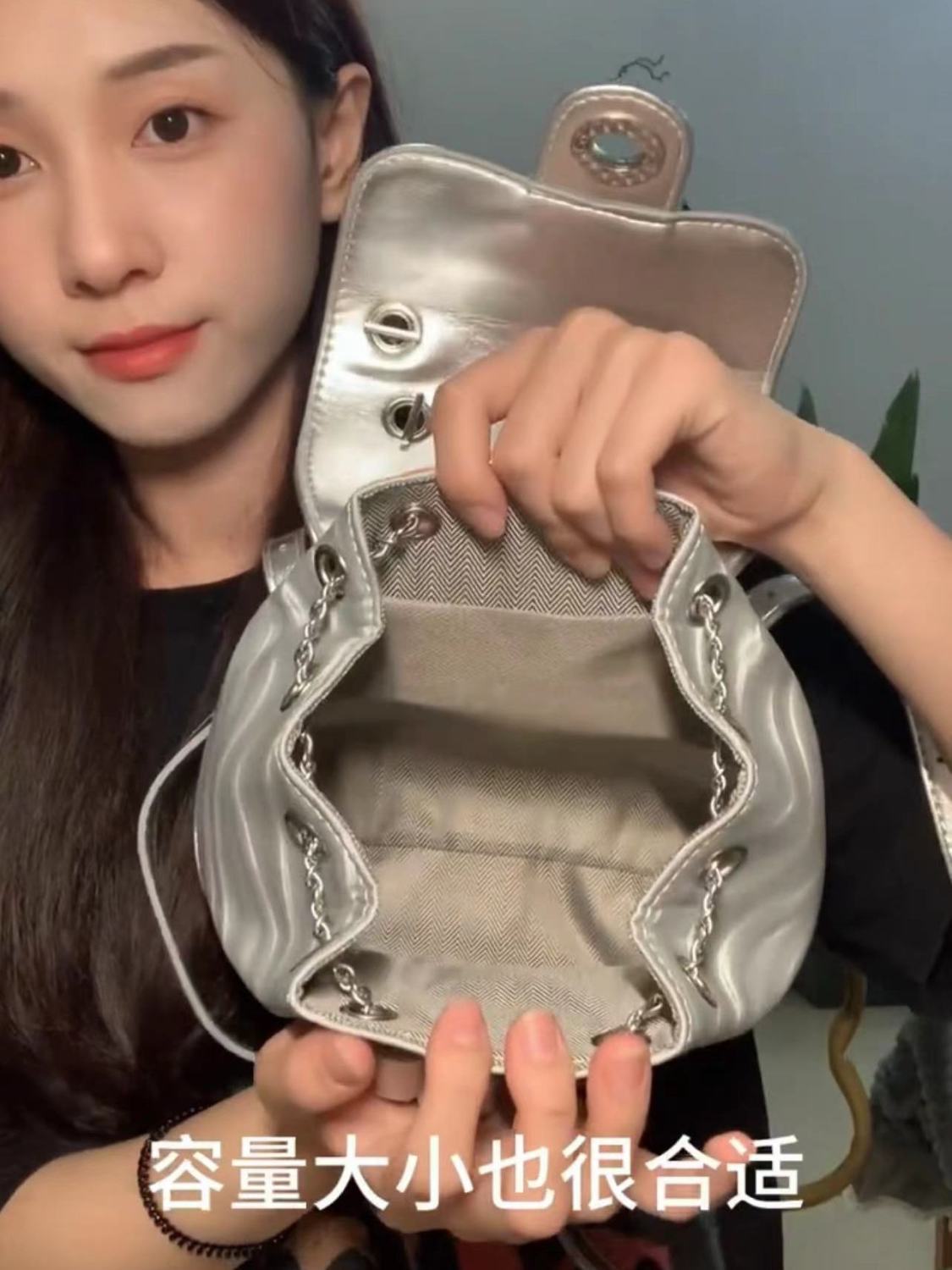 鏈條雙肩包女新款2023設計感小眾夏季水波紋超火時尚女包旅行背包