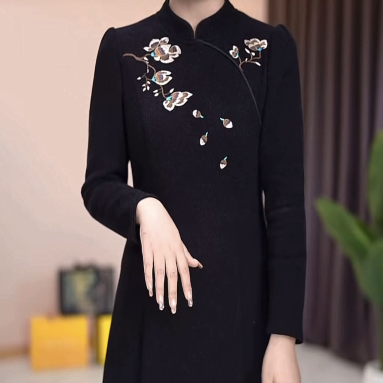 高端媽媽貴妃絨改良版旗袍連衣裙2023冬新款女裝加厚氣質繡花裙子