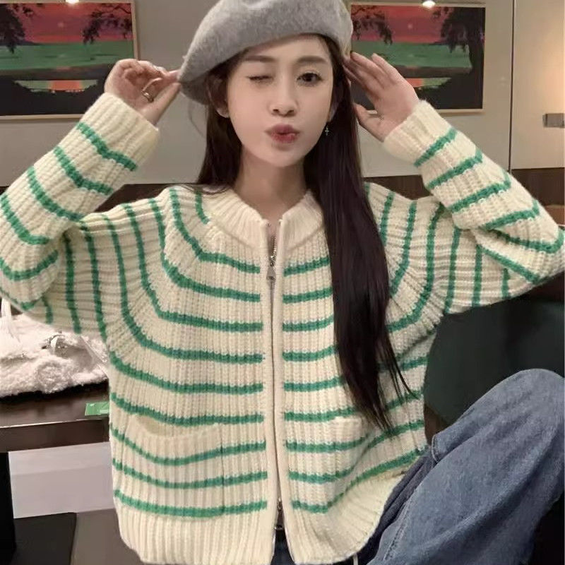 韓版時尚休閒撞色條紋圓領毛衣女洋氣溫柔軟糯百搭短款針織開衫冬