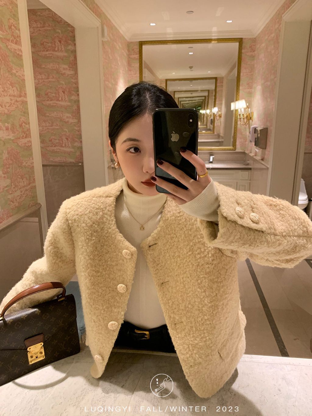 Xiaoxiangfeng lamb wool coat for women, new autumn and winter style, this year's popular temperament, age-reducing lady style warm short coat