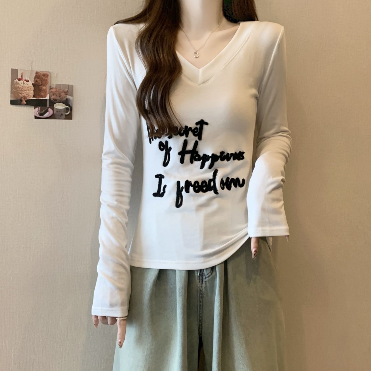 白色字母刺繡長袖正肩T恤秋季設計修身打底顯瘦chic甜辣ins上衣潮