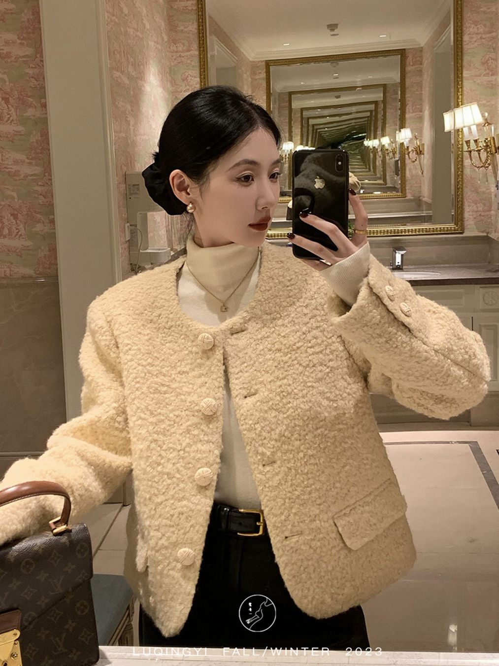 Xiaoxiangfeng lamb wool coat for women, new autumn and winter style, this year's popular temperament, age-reducing lady style warm short coat