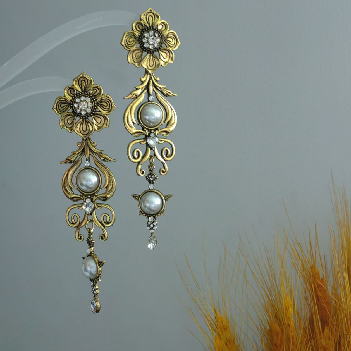 Orecchini vintage a clip con perle pendenti stile unico_voghion.com