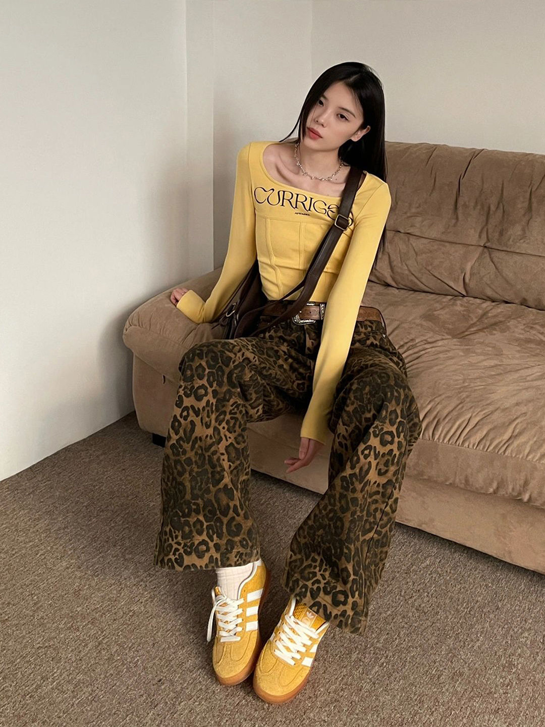 美式復古長袖t恤女秋季新款修身顯瘦打底衫字母印花短款黃色上衣