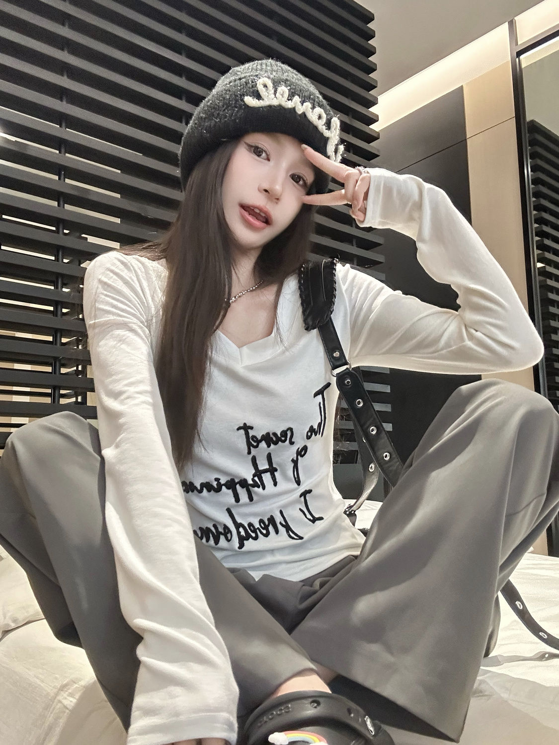 甜辣妹小眾白色字母印花正肩v領長袖T恤秋季修身短款上衣