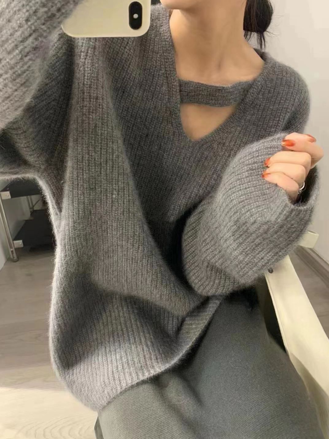 灰色v領鏤空套頭針織毛衣女秋冬冬季加厚設計感小眾高級感慵懶風