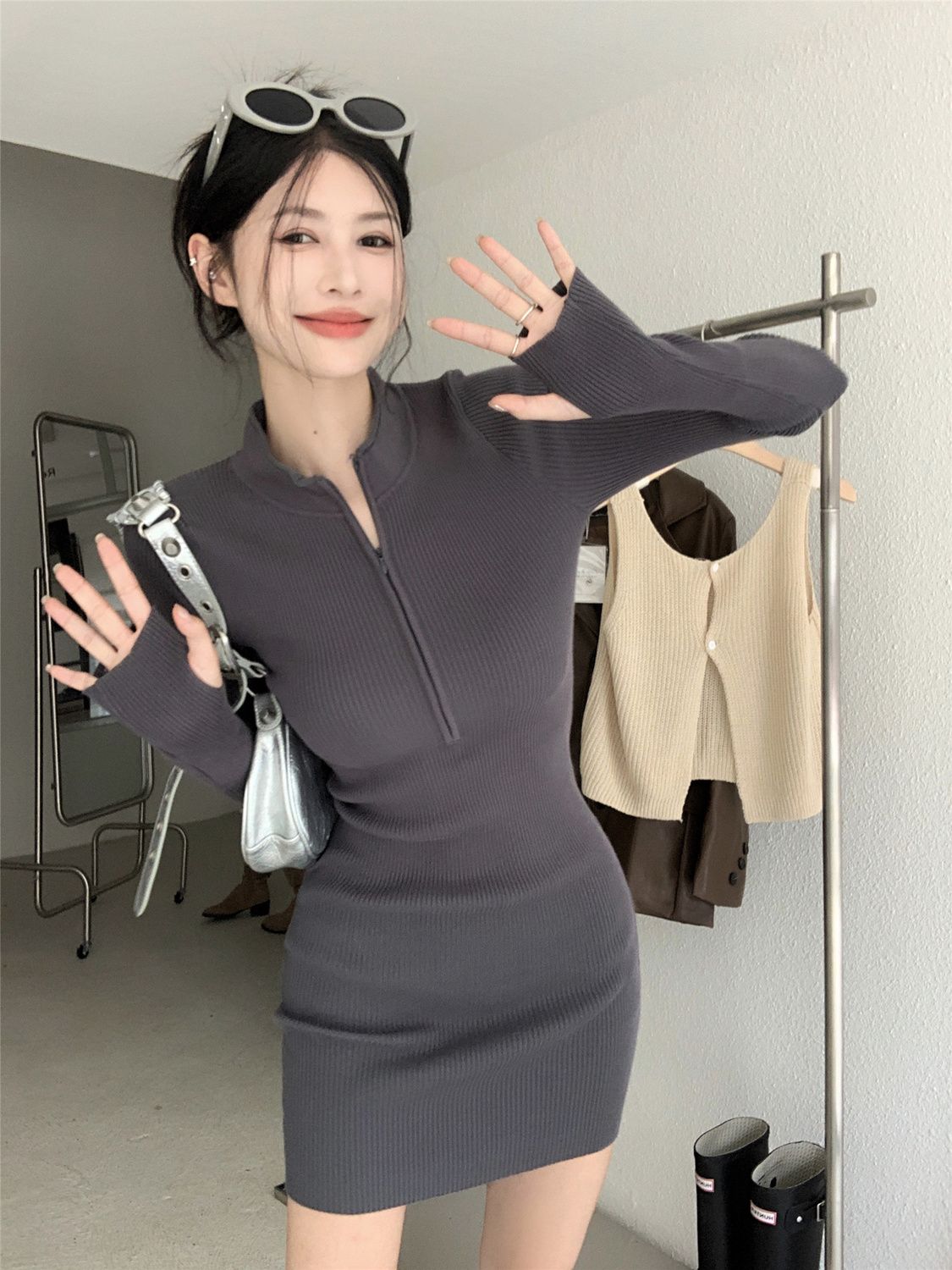 辣妹風針織連衣裙子女秋冬季2023新款拉鏈半高領打底收腰包臀短裙