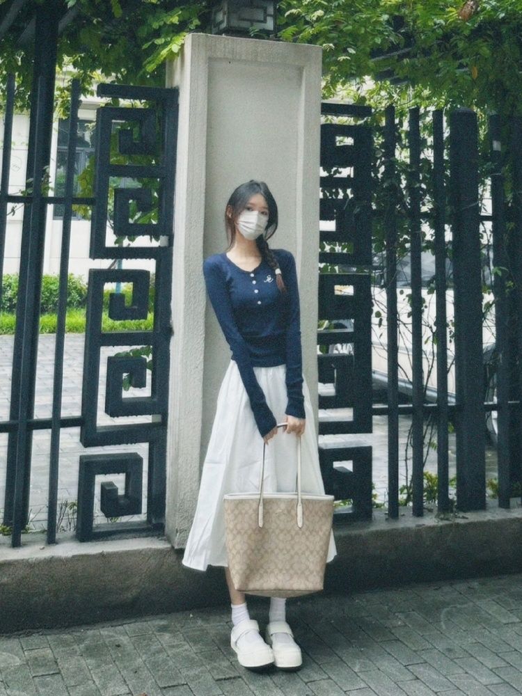 韩系正肩v领长袖t恤女秋季设计感小众甜辣妹修身显瘦打底衫上衣潮