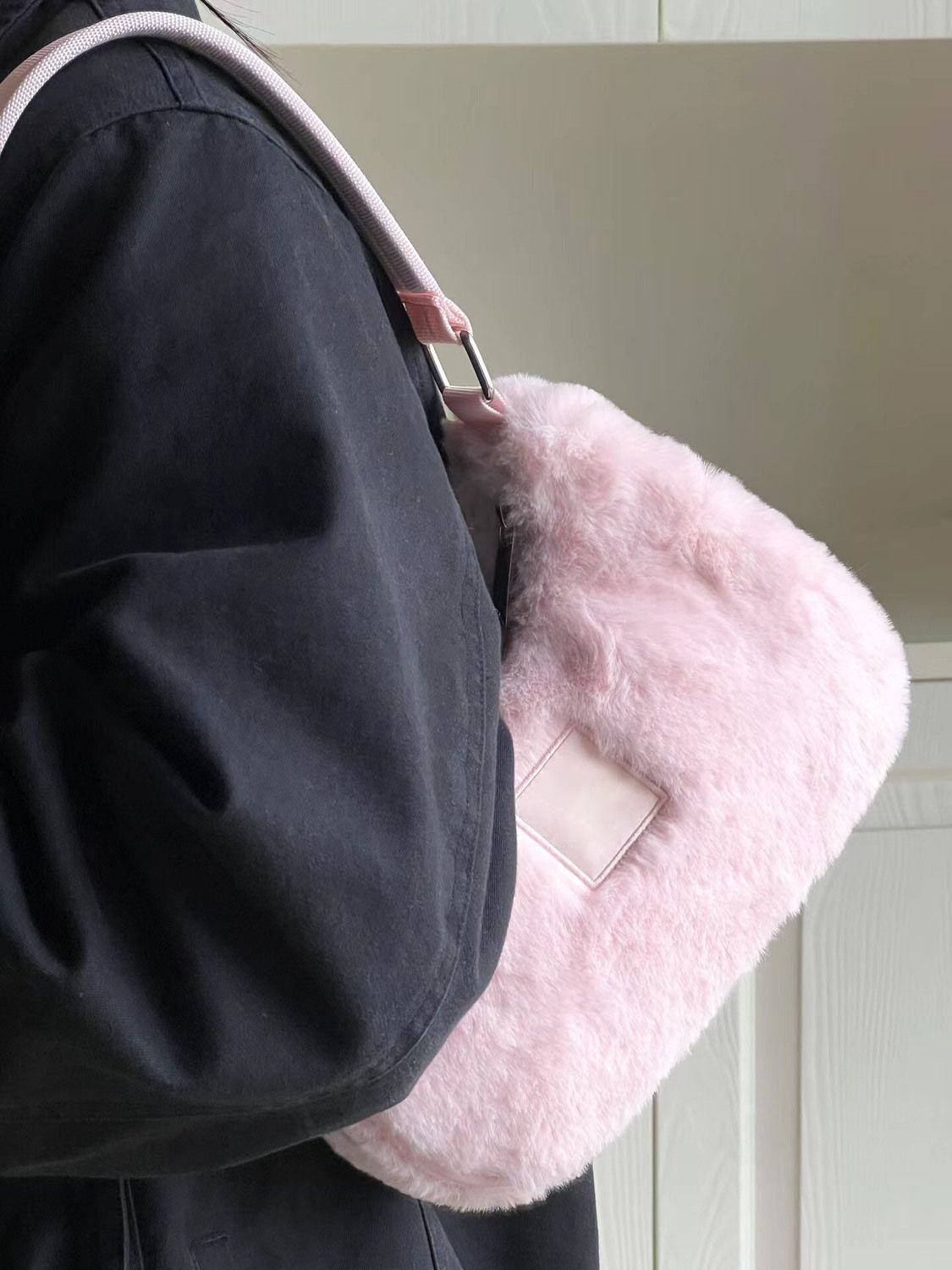 粉色少女腋下包包女秋冬新款时尚百搭手提包包通勤毛绒单肩包