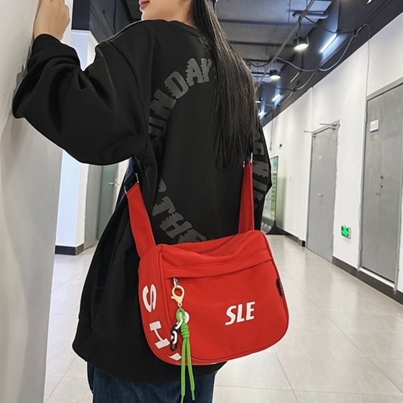 ins斜挎包男潮牌挎包女街頭運動斜肩包休閒百搭單肩包時尚通勤包