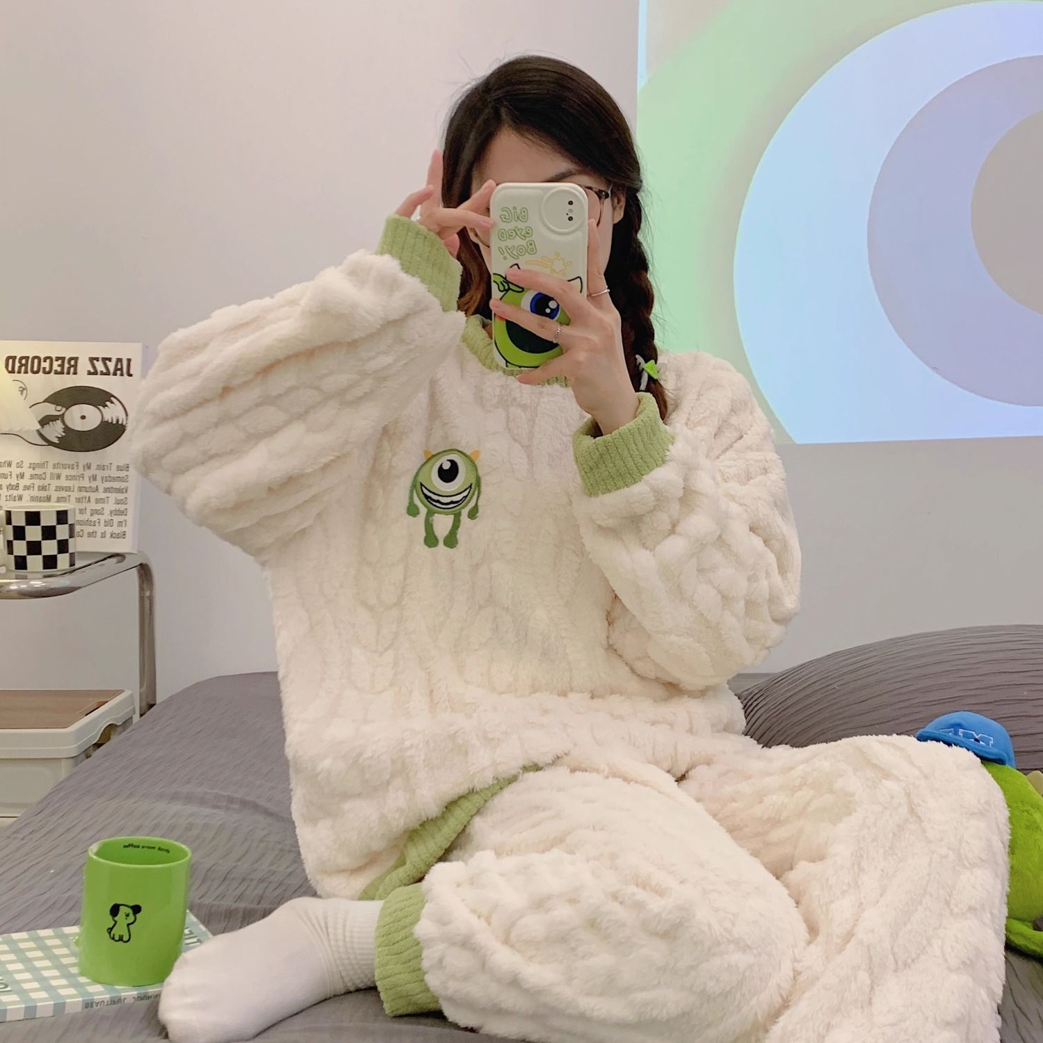 新款睡衣女冬季長袖加絨加厚大眼怪卡通學生寬鬆珊瑚絨家居服套裝
