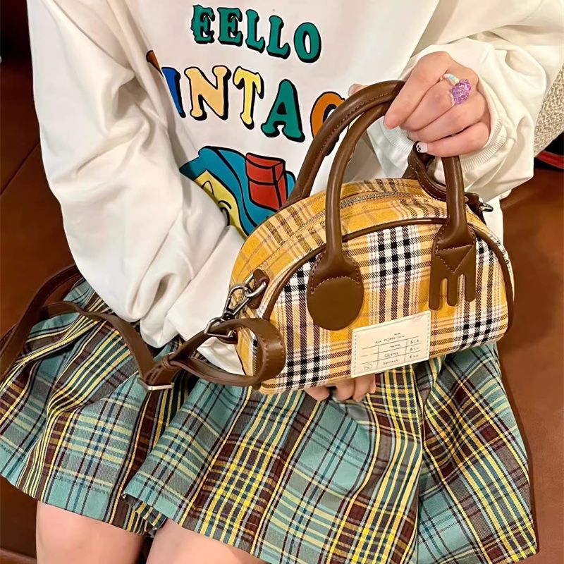 Een trendy retro bowlingtas voor de vroege herfst met een luxe uitstraling, een kleine tas met ruitjespatroon, een modieuze handtas voor woon-werkverkeer en een crossbodytas._voghion.com