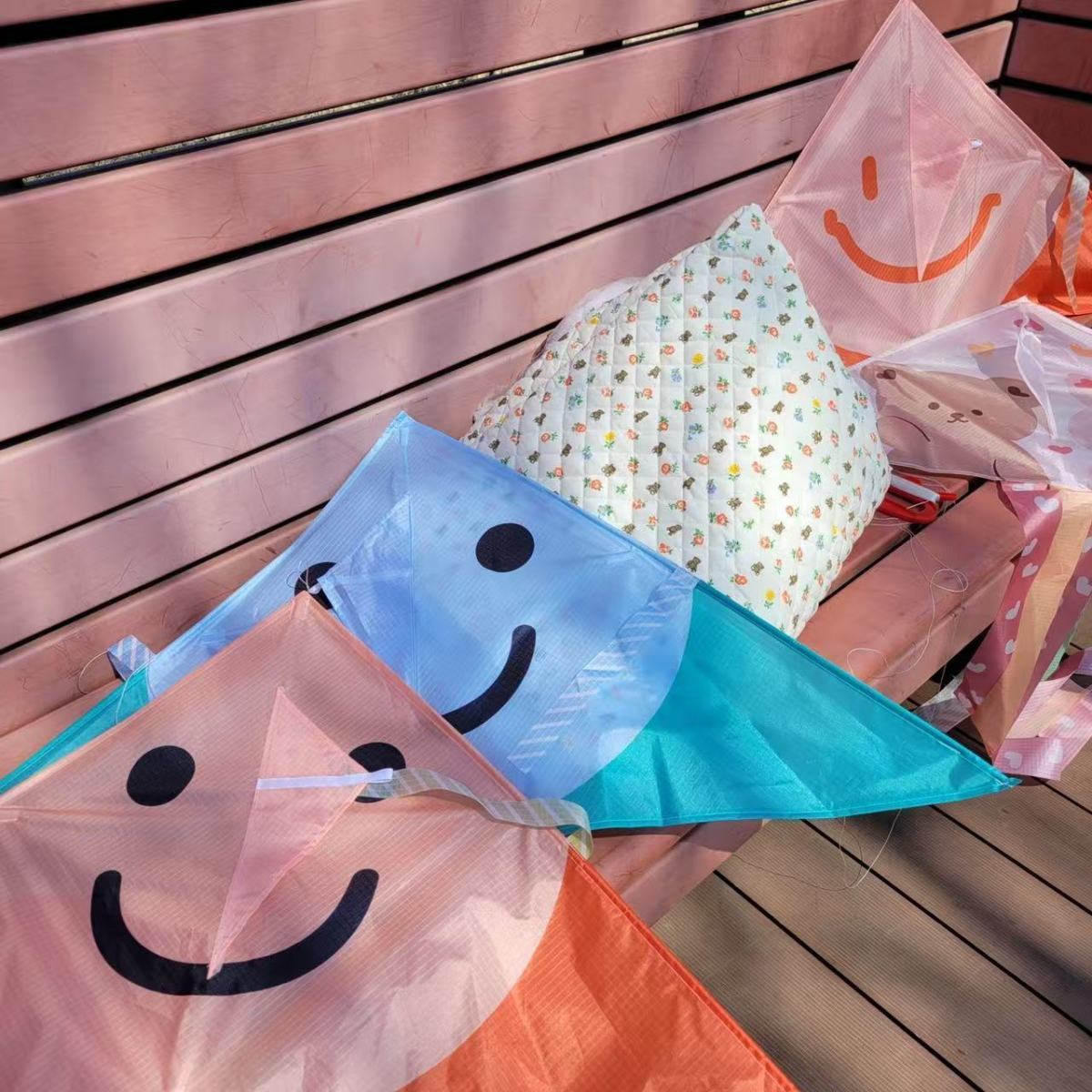 Cartoon Smiley Face Triangle Kite For Children Outdoor Play_voghion.com
