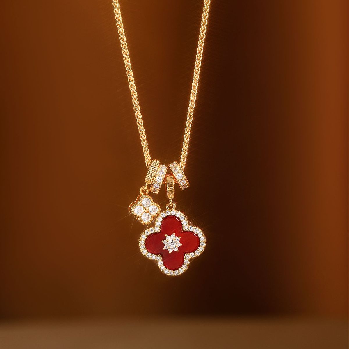 Rode klaver hanger ketting voor dames, elegant luxe sieraad_voghion.com