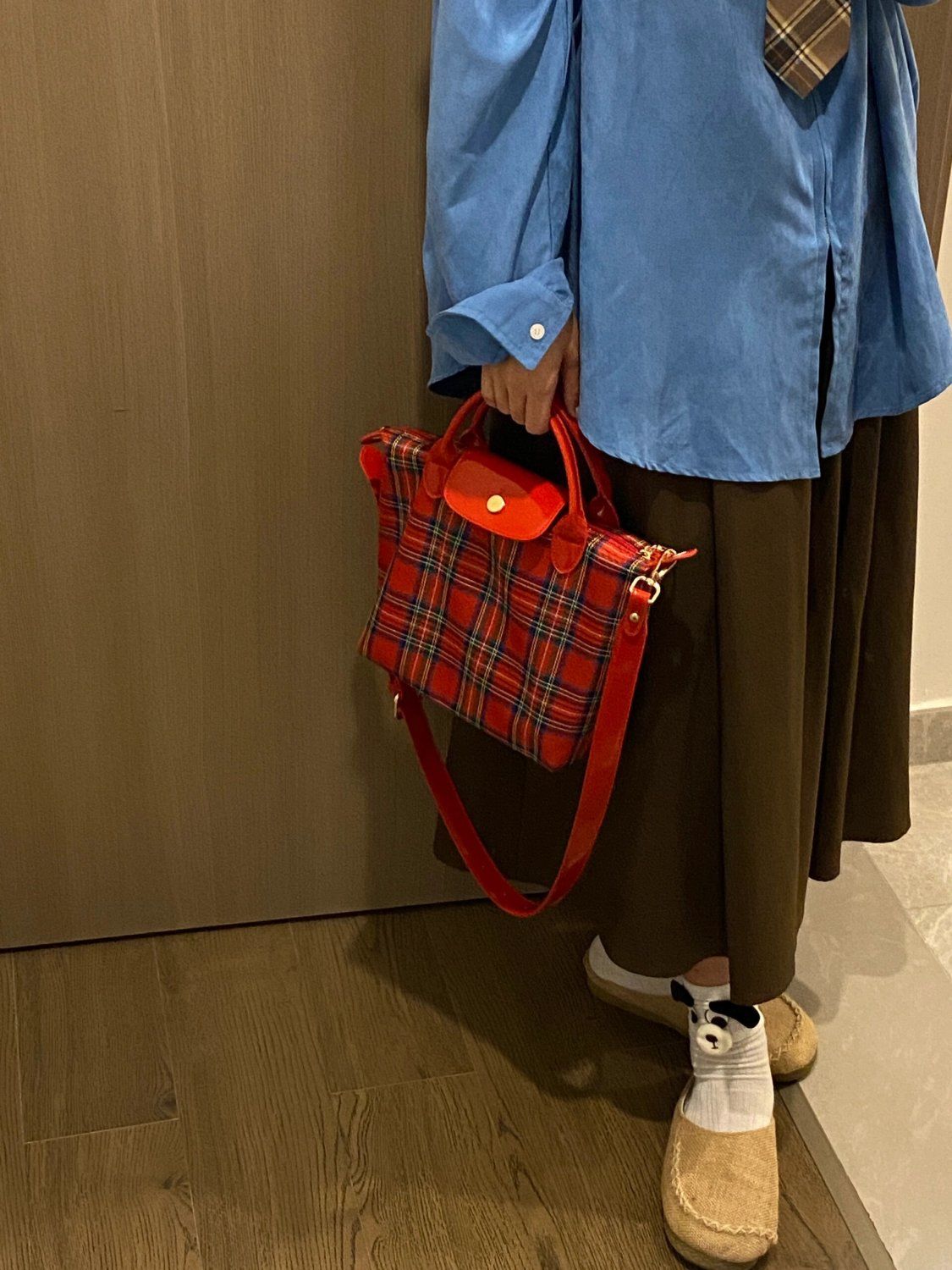 自然卷 紅色格子粗肩帶斜挎包女2023新款休閒通勤撞色手提托特包